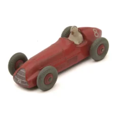 Voiture de course miniature Dinky Toys 23F Alfa Romeo rouge de trois quarts face
