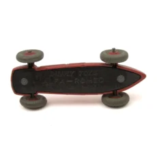 Châssis de la voiture miniature Dinky Toys 23F Alfa Romeo avec inscriptions