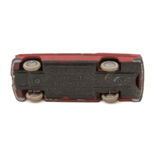 Châssis de la voiture miniature Dinky Toys 24A Chrysler New Yorker avec inscriptions Meccano France