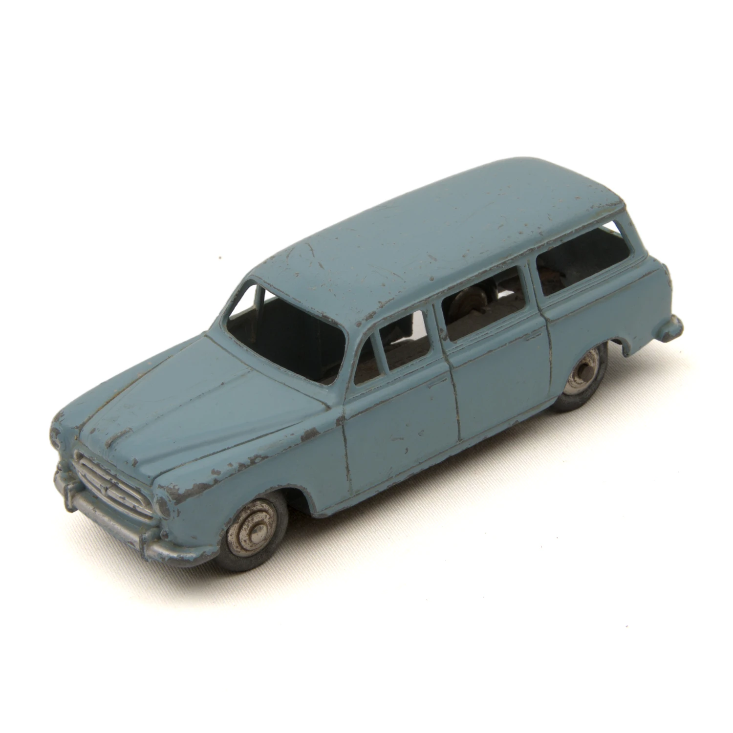 Voiture miniature Dinky Toys 24F Peugeot 403 Familiale bleue vue de trois quarts avant