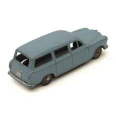 Vue arrière de la miniature Dinky Toys Peugeot 403 Familiale montrant les détails et l'usure de la peinture