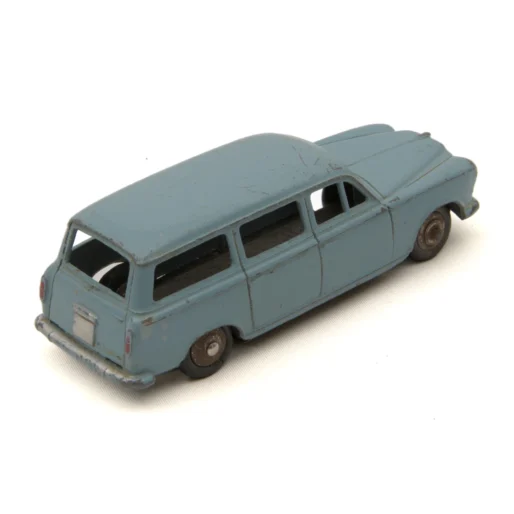 Vue arrière de la miniature Dinky Toys Peugeot 403 Familiale montrant les détails et l'usure de la peinture