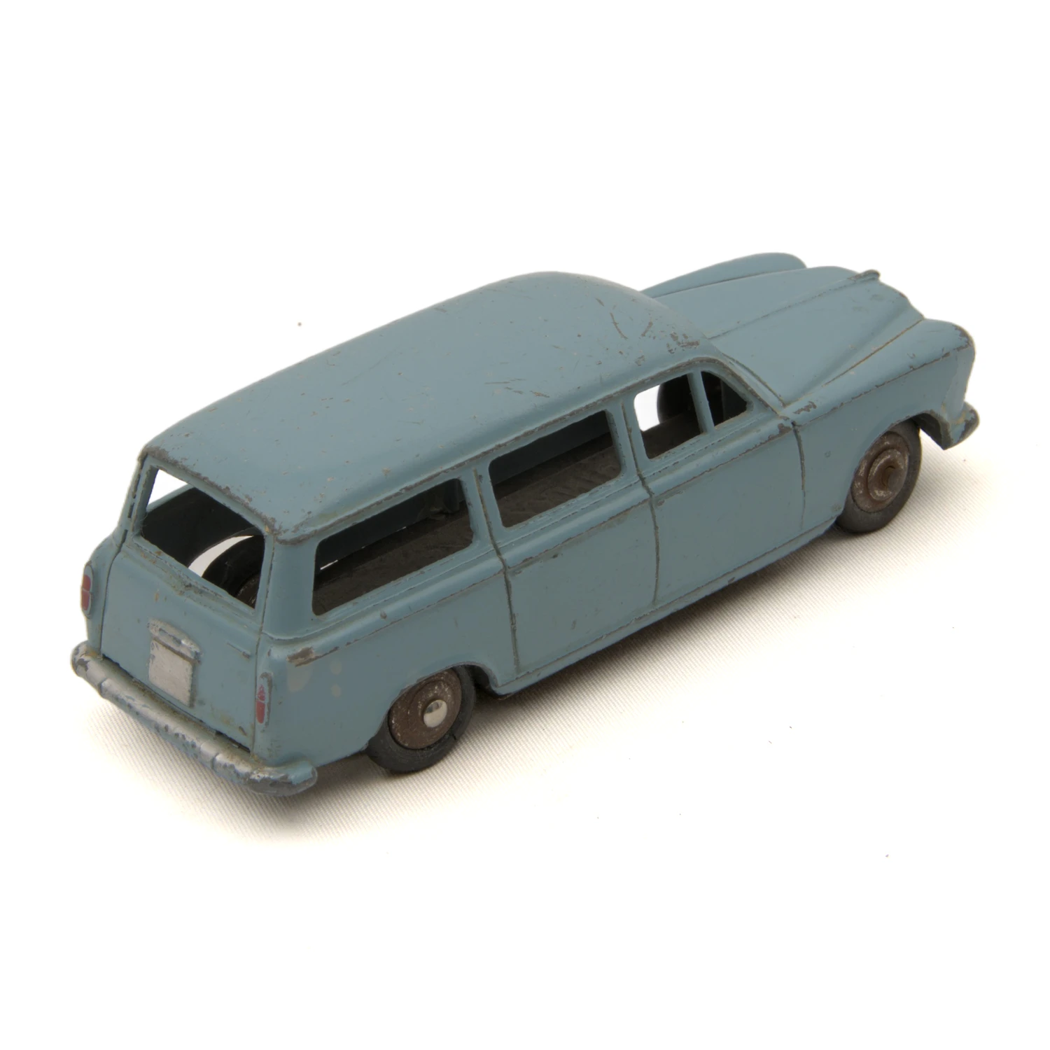 Vue arrière de la miniature Dinky Toys Peugeot 403 Familiale montrant les détails et l