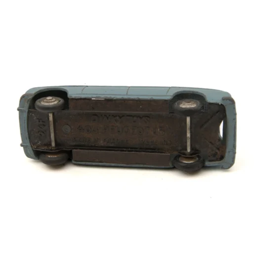 Châssis en métal de la Dinky Toys 24F avec inscriptions Meccano Made in France et Peugeot 403 U5