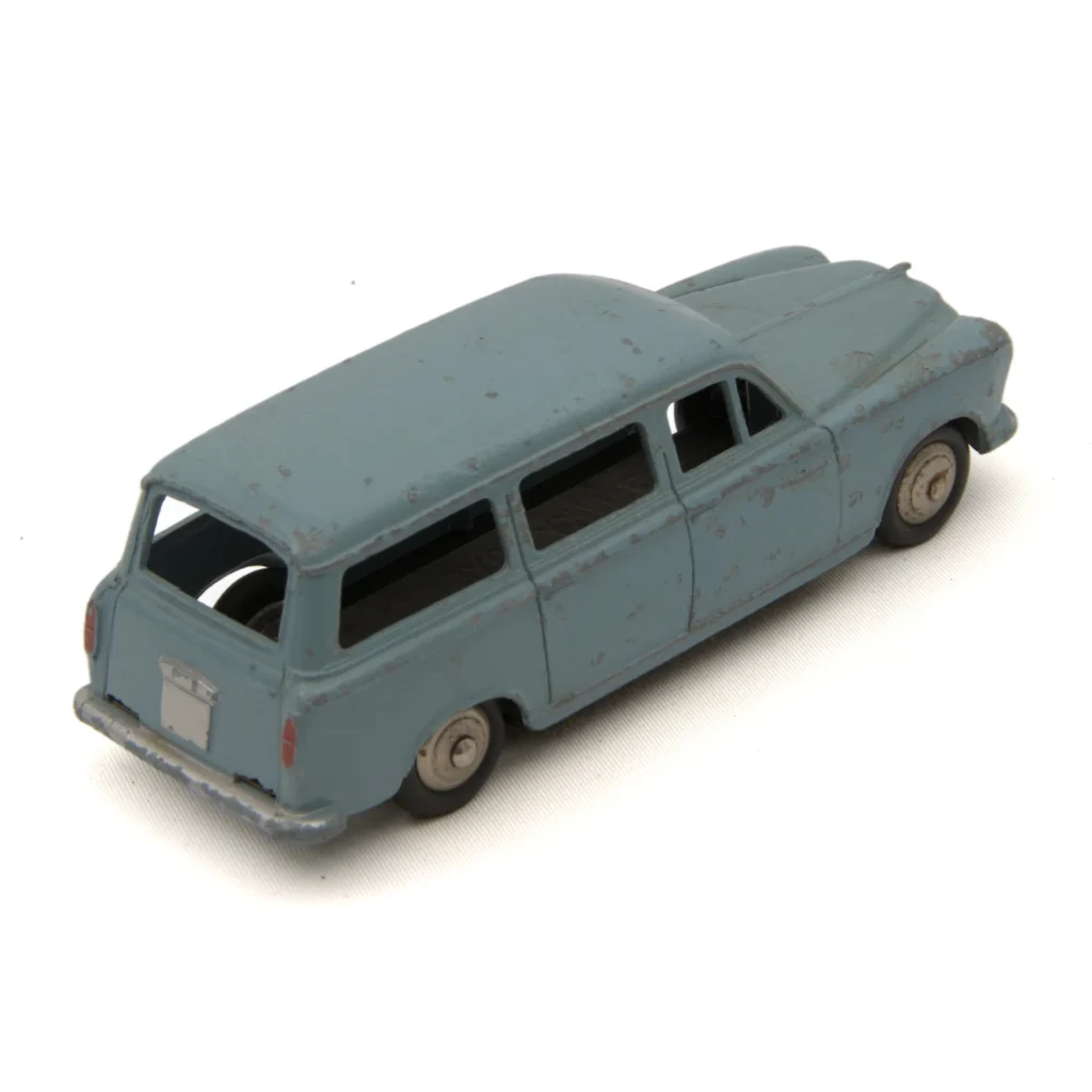 Miniature Dinky Toys 24F Peugeot 403 Familiale U5 bleu vue de trois quarts arrière