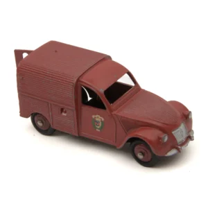 Vue de trois quarts avant de la miniature Dinky Toys Citroën 2CV Fourgonnette Sapeurs Pompiers rouge