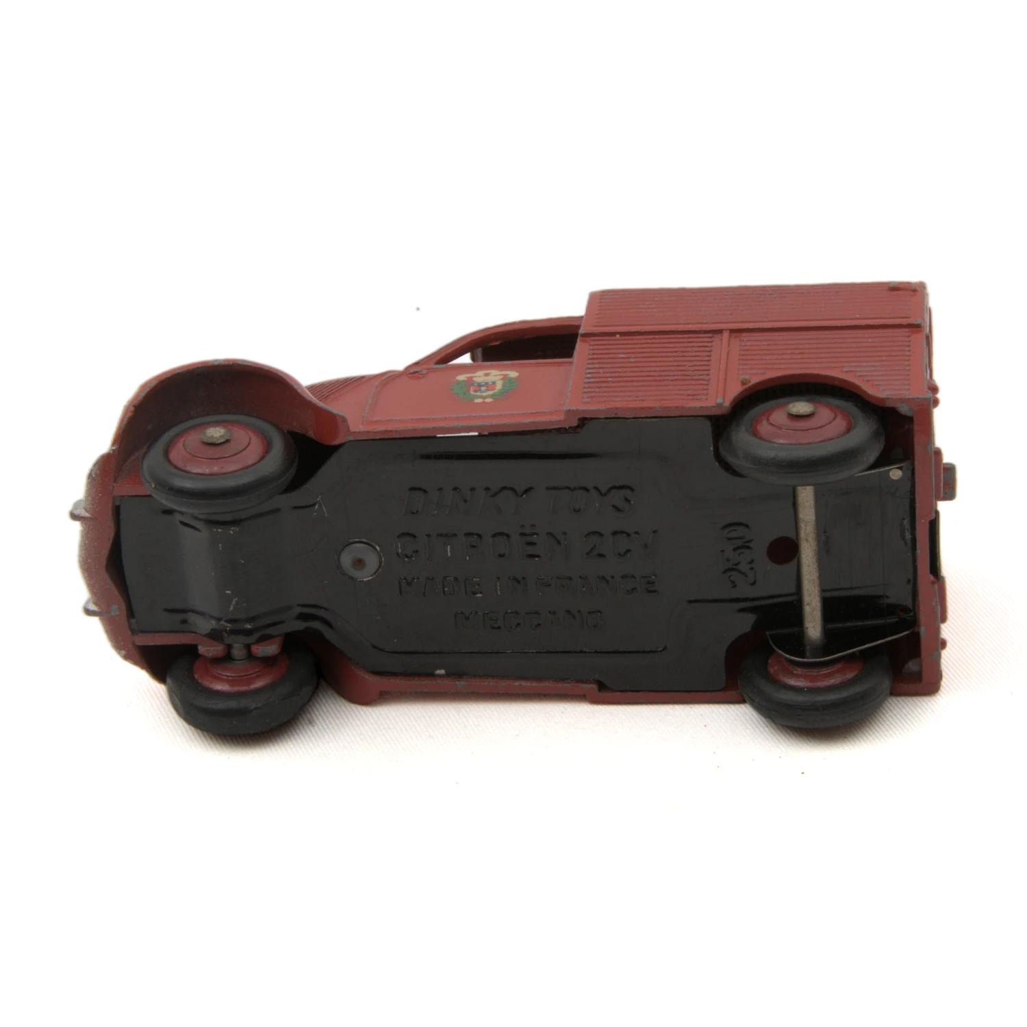 Vue du châssis noir gravé Dinky Toys Citroën 2CV Made in France 25D