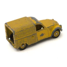 Miniature Dinky Toys Citroën 2CV fourgonnette jaune PTT vue de trois quarts arrière montrant l'absence de la porte