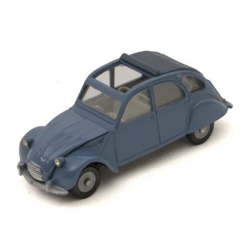 Vue de trois-quarts avant de la miniature Dinky Toys Citroën 2CV bleue avec toit ouvrant