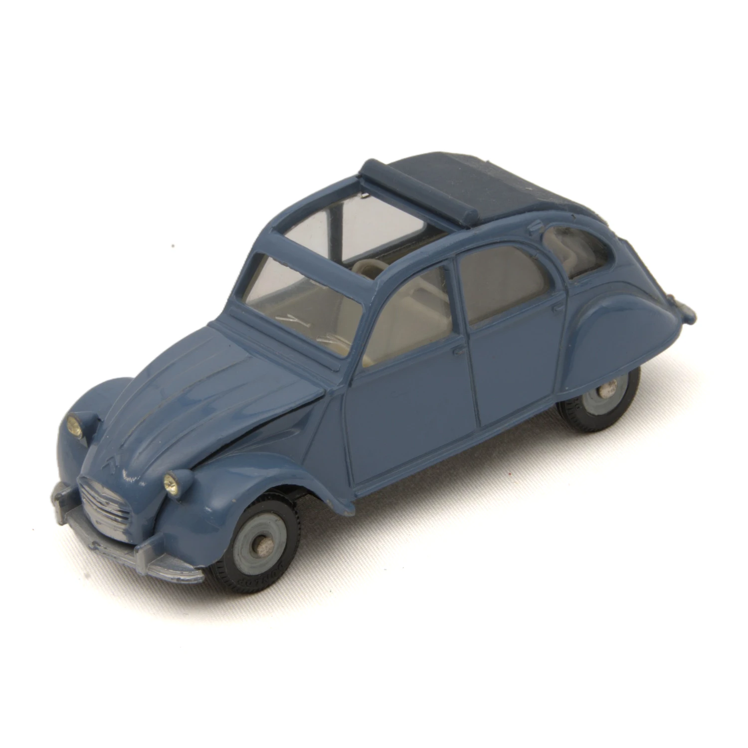 Vue de trois-quarts avant de la miniature Dinky Toys Citroën 2CV bleue avec toit ouvrant