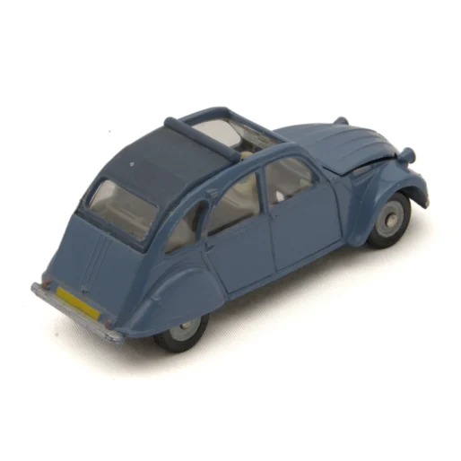 Vue de trois-quarts arrière de la Citroën 2CV Dinky Toys 500 montrant la plaque d'immatriculation