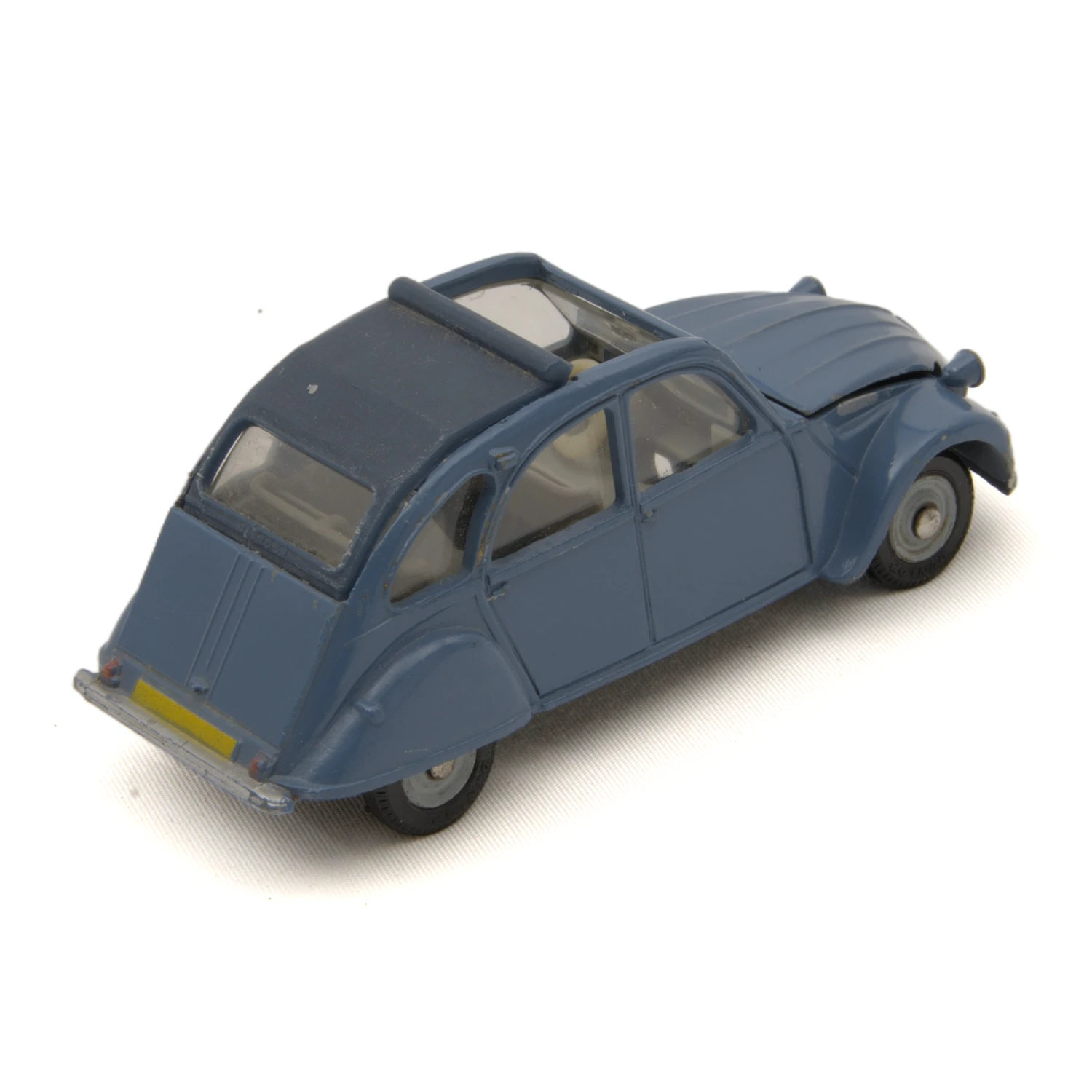 Vue de trois-quarts arrière de la Citroën 2CV Dinky Toys 500 montrant la plaque d