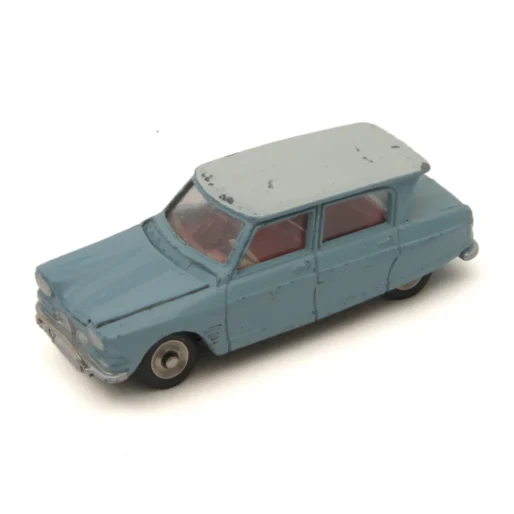 Voiture miniature Dinky Toys 557 Citroën Ami 6 bleu clair toit blanc vue de face