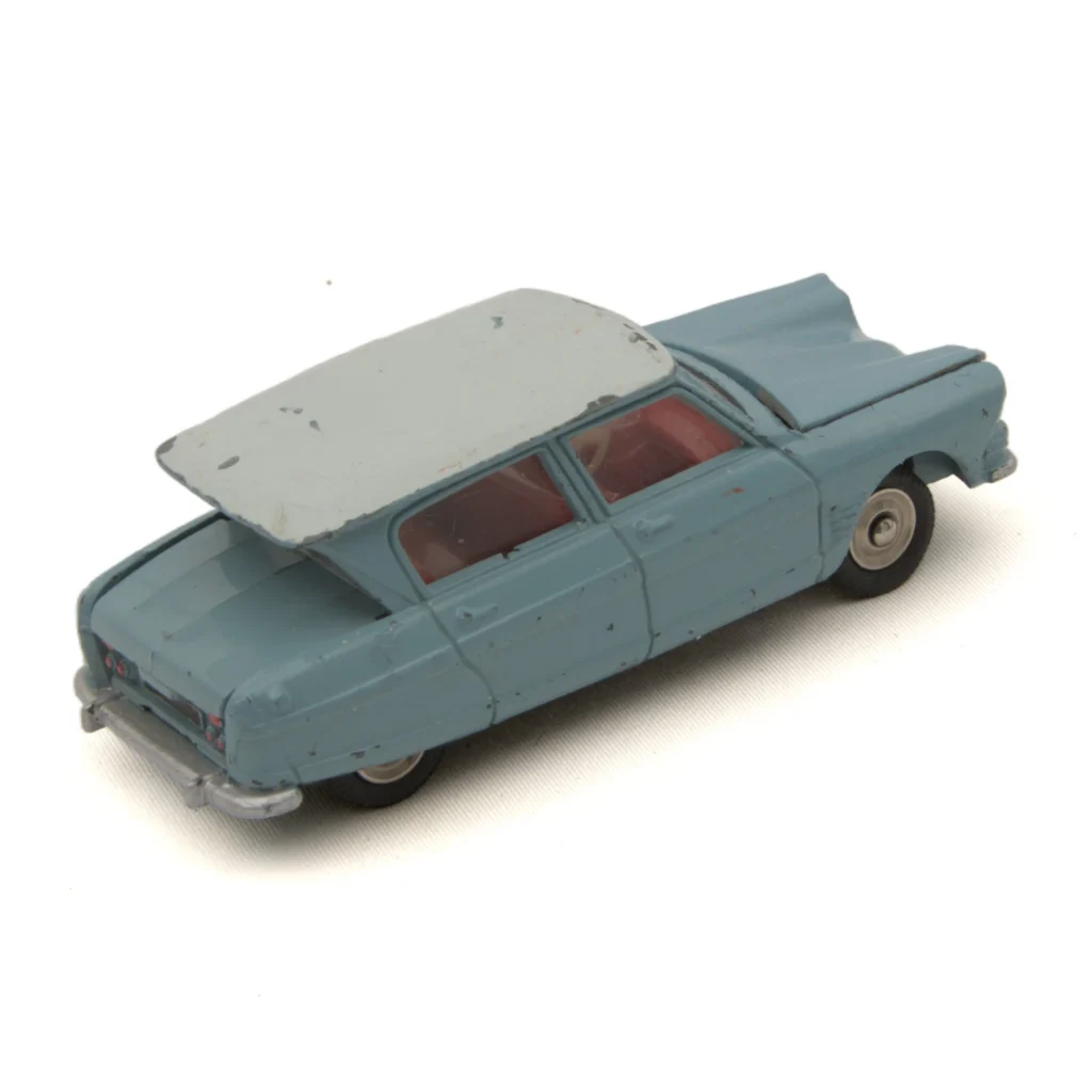 Voiture miniature Dinky Toys 557 Citroën Ami 6 vue arrière montrant la lunette inversée