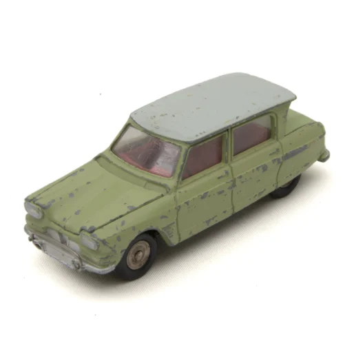 Miniature Dinky Toys 557 Citroën Ami 6 verte vue de trois quarts avant avec éclats de peinture