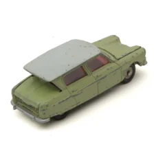 Miniature Dinky Toys 557 Citroën Ami 6 vue de trois quarts arrière montrant la lunette inversée caractéristique