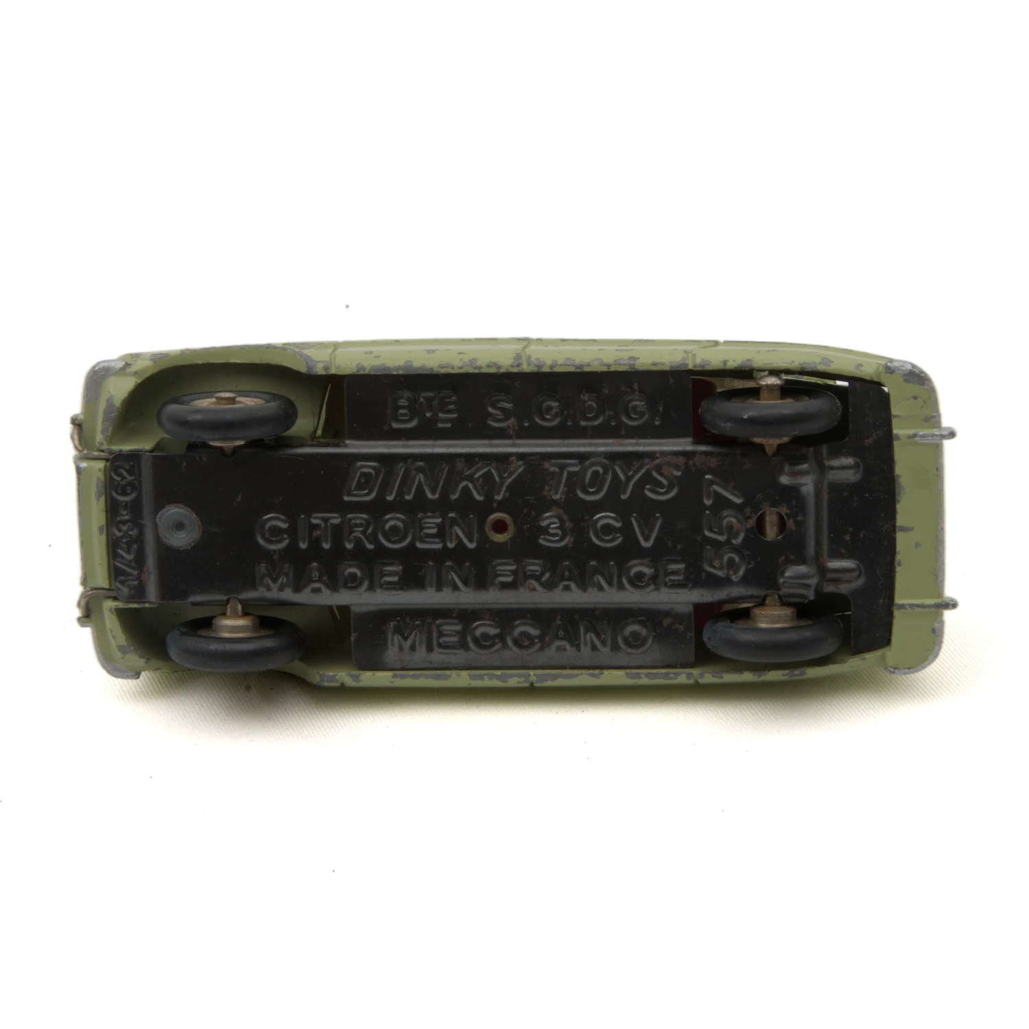 Châssis noir de la miniature Dinky Toys 557 avec inscriptions Citroën 3 CV