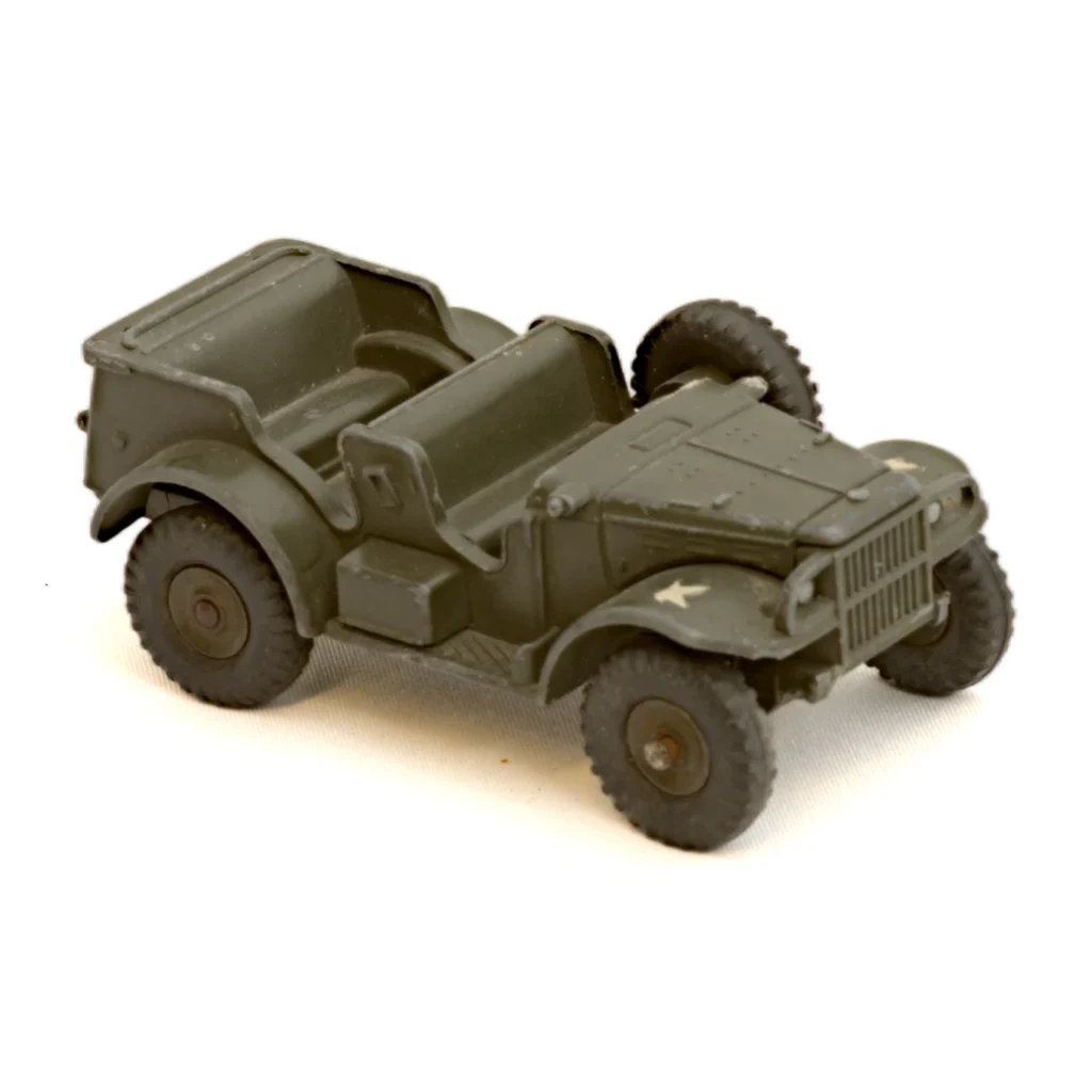 Vue de trois quarts avant du Dodge Command Car Dinky Toys 810