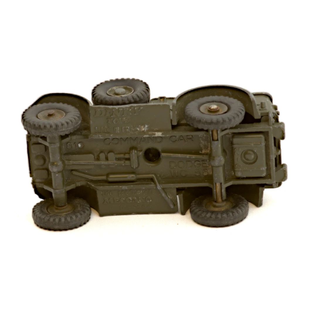 Vue du châssis Dinky Toys Made in France avec référence 810
