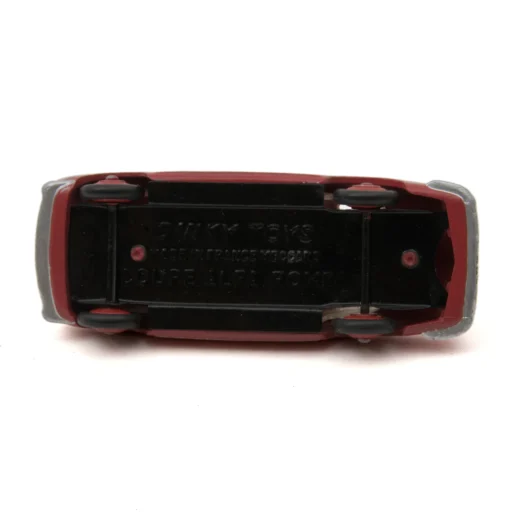 Châssis noir de la miniature Dinky Toys 24J Coupé Alfa Romeo Made in France