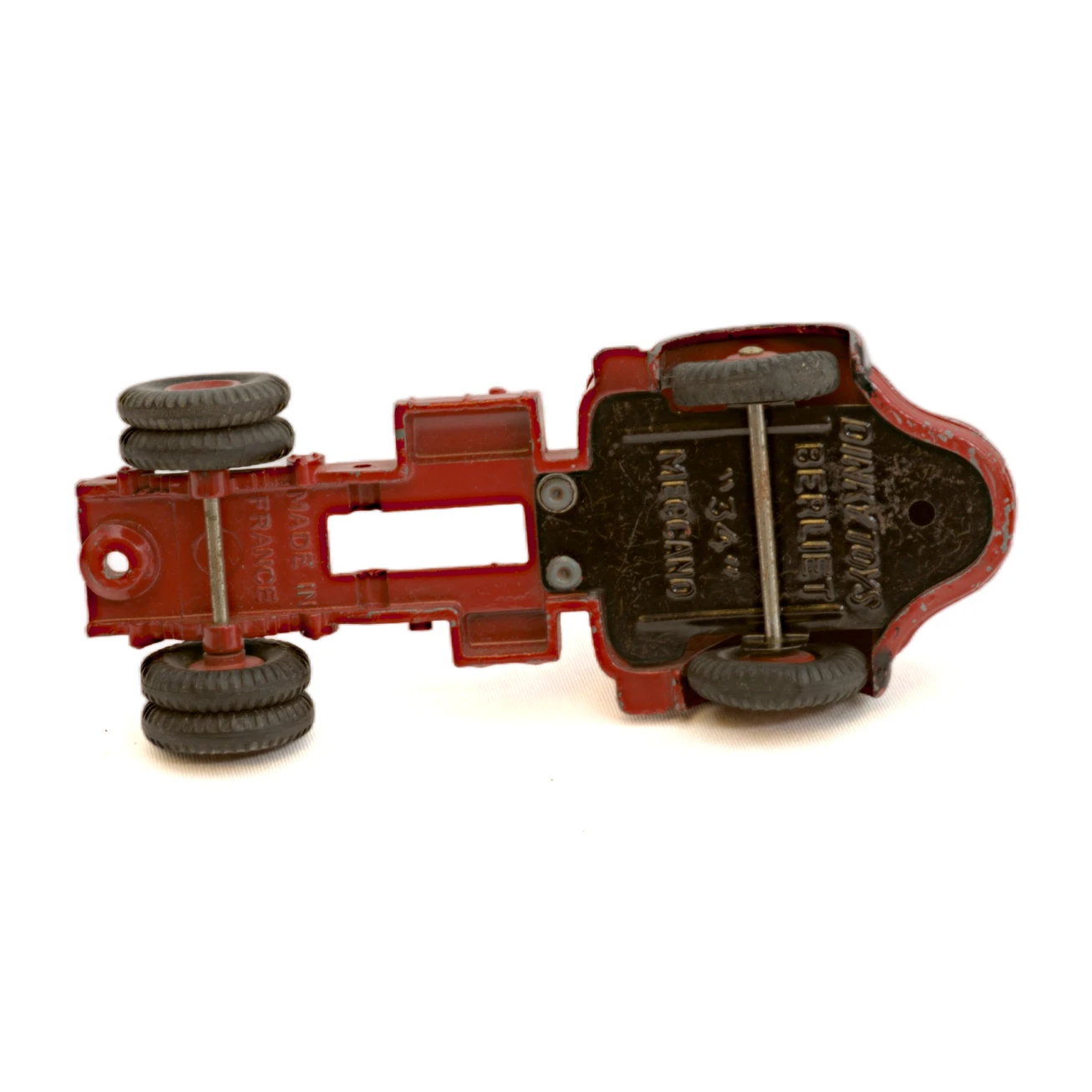 Dessous du châssis Dinky Toys avec inscriptions Berliet 34 Meccano Made in France