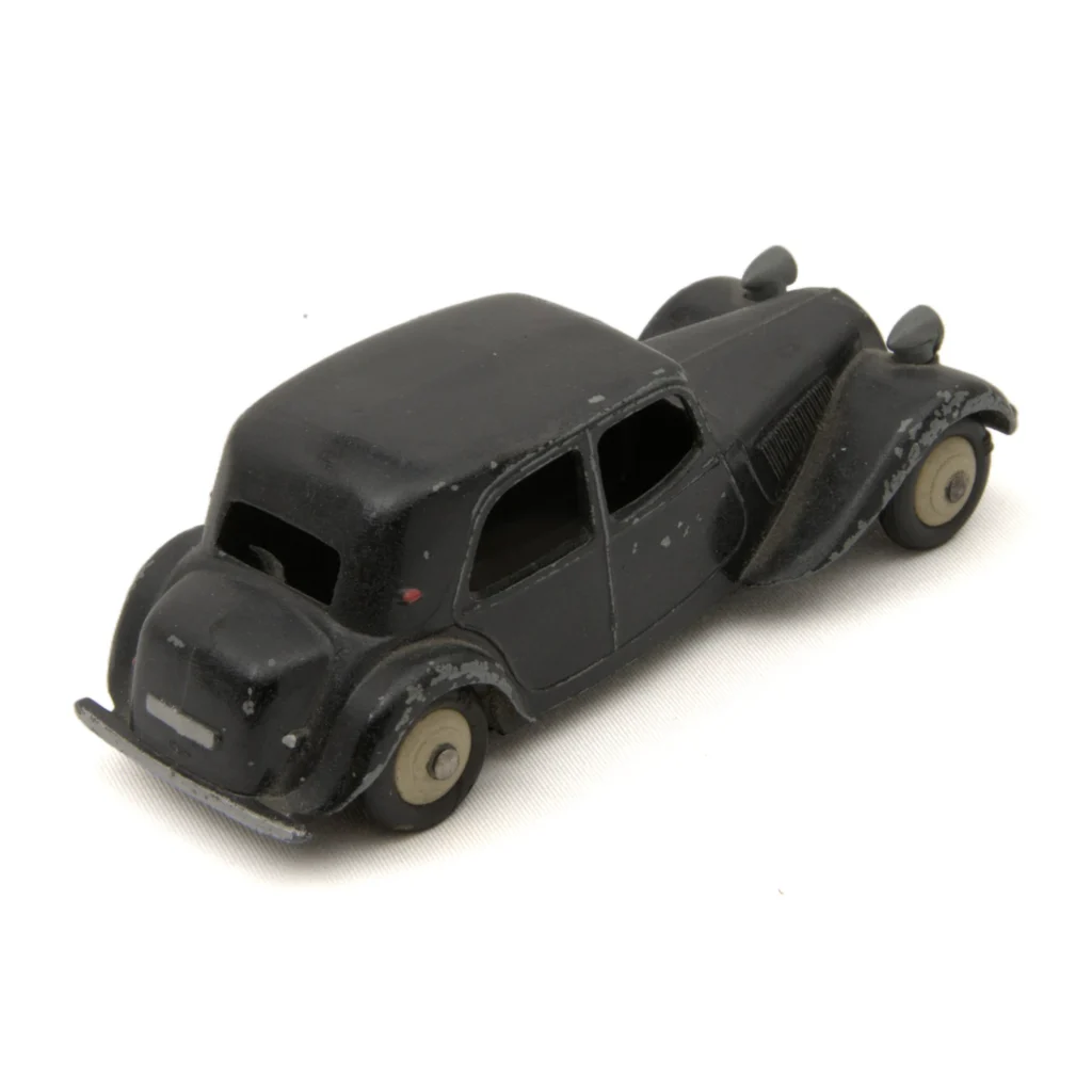 Miniature Dinky Toys Citroën 11 BL Traction Avant noire vue de trois quarts arrière