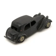 Miniature Dinky Toys Citroën 11 BL Traction Avant noire vue de trois quarts arrière