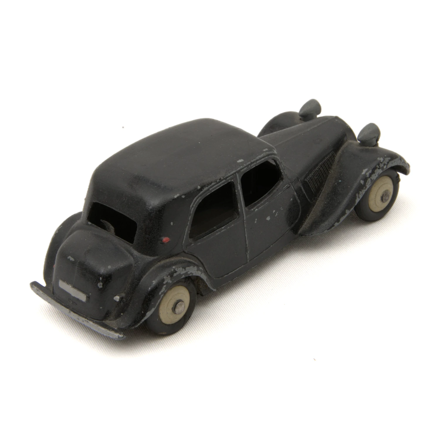 Miniature Dinky Toys Citroën 11 BL Traction Avant noire vue de trois quarts arrière