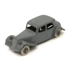Vue de trois quarts avant de la miniature Dinky Toys Citroën 11BL grise avec pneus blancs