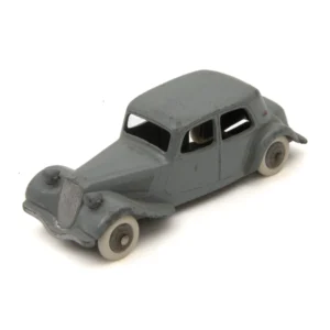 Vue de trois quarts avant de la miniature Dinky Toys Citroën 11BL grise avec pneus blancs