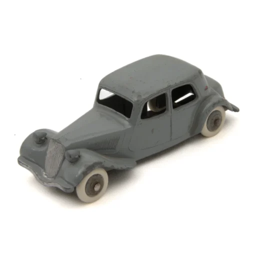Vue de trois quarts avant de la miniature Dinky Toys Citroën 11BL grise avec pneus blancs