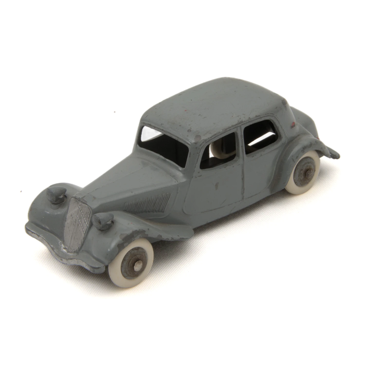 Vue de trois quarts avant de la miniature Dinky Toys Citroën 11BL grise avec pneus blancs