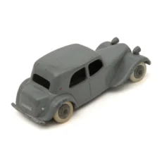 Vue de trois quarts arrière de la voiture de collection Dinky Toys Citroën Traction grise