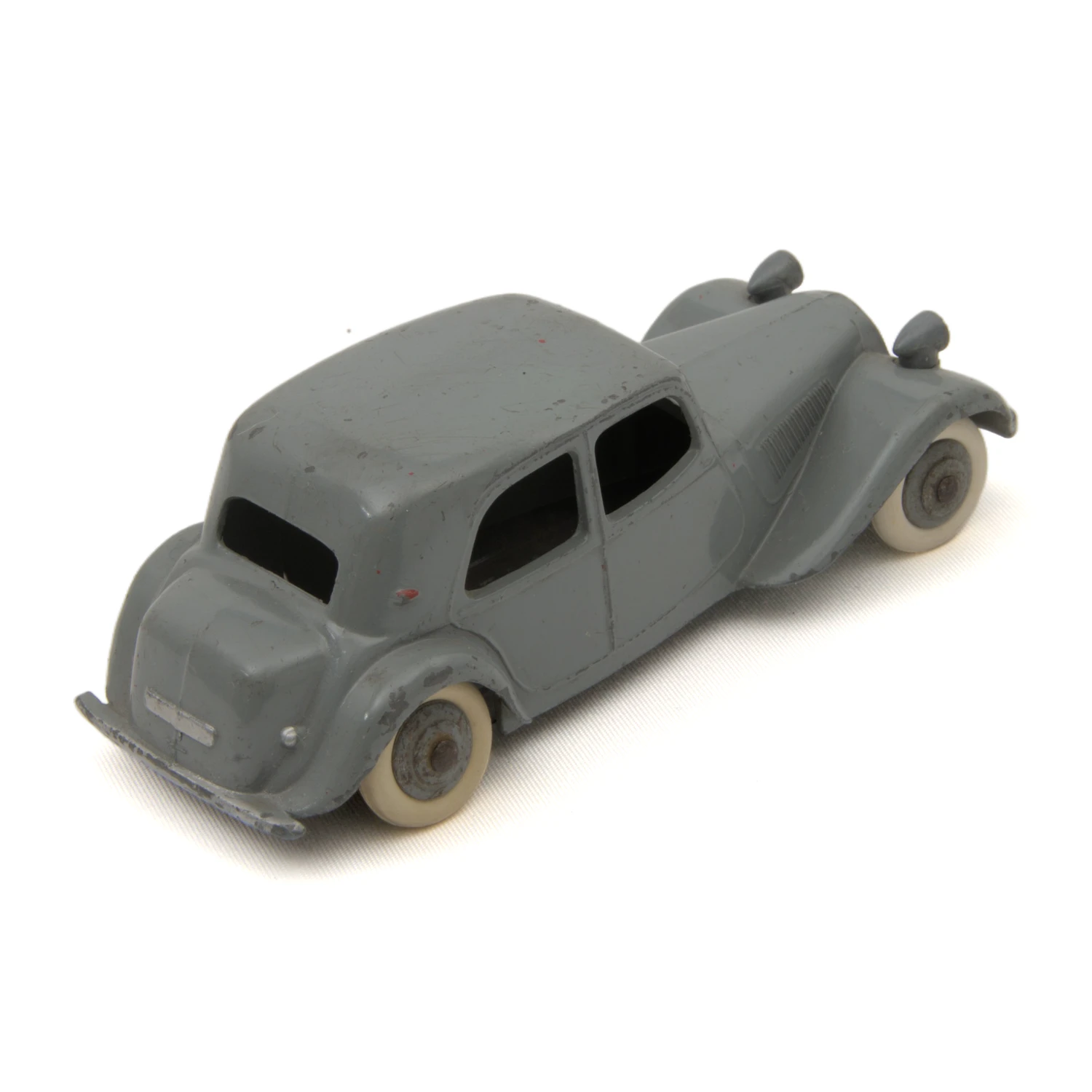 Vue de trois quarts arrière de la voiture de collection Dinky Toys Citroën Traction grise
