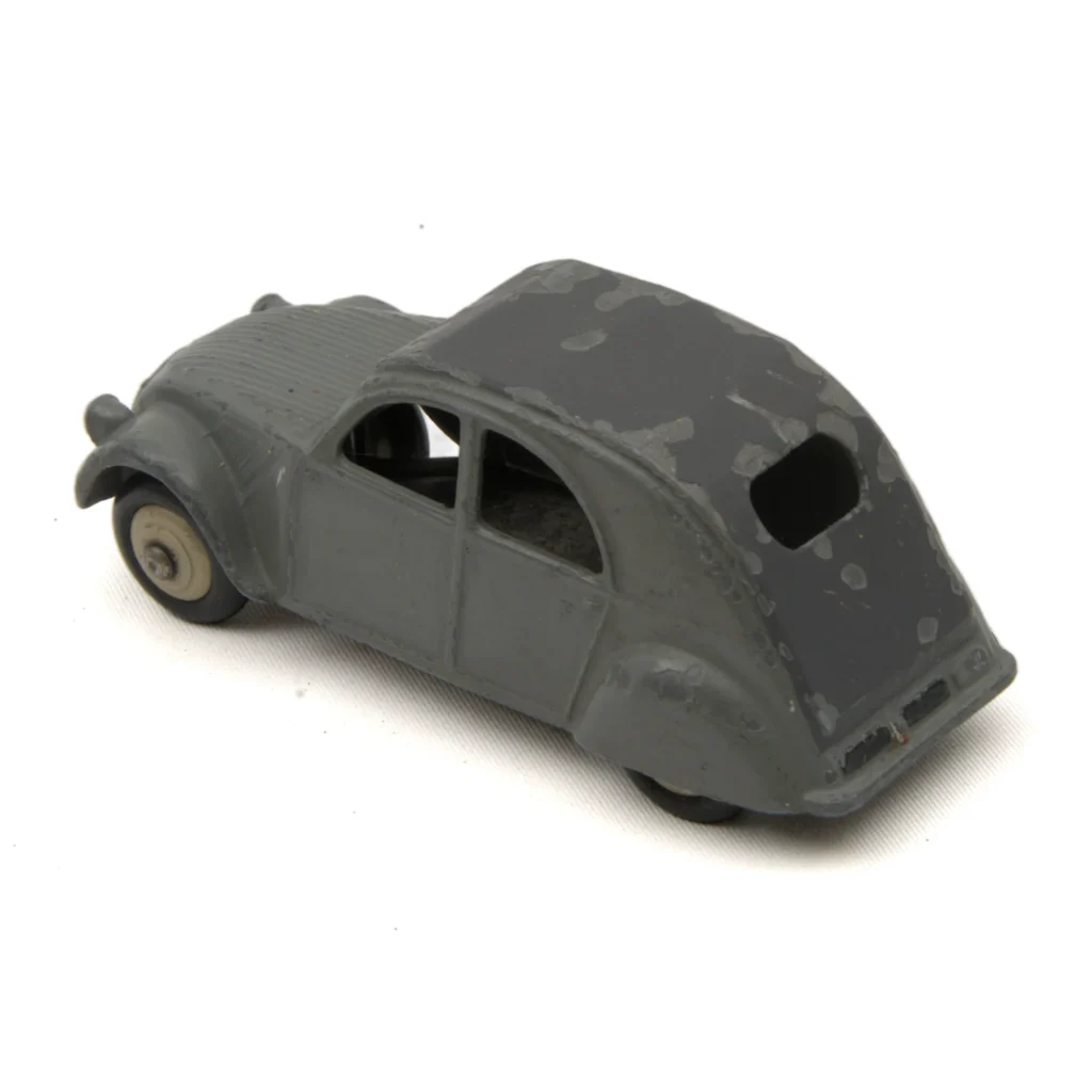 Miniature Dinky Toys Citroën 2CV grise vue de trois quarts arrière avec éclats de peinture