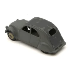 Miniature Dinky Toys Citroën 2CV grise vue de trois quarts arrière avec éclats de peinture