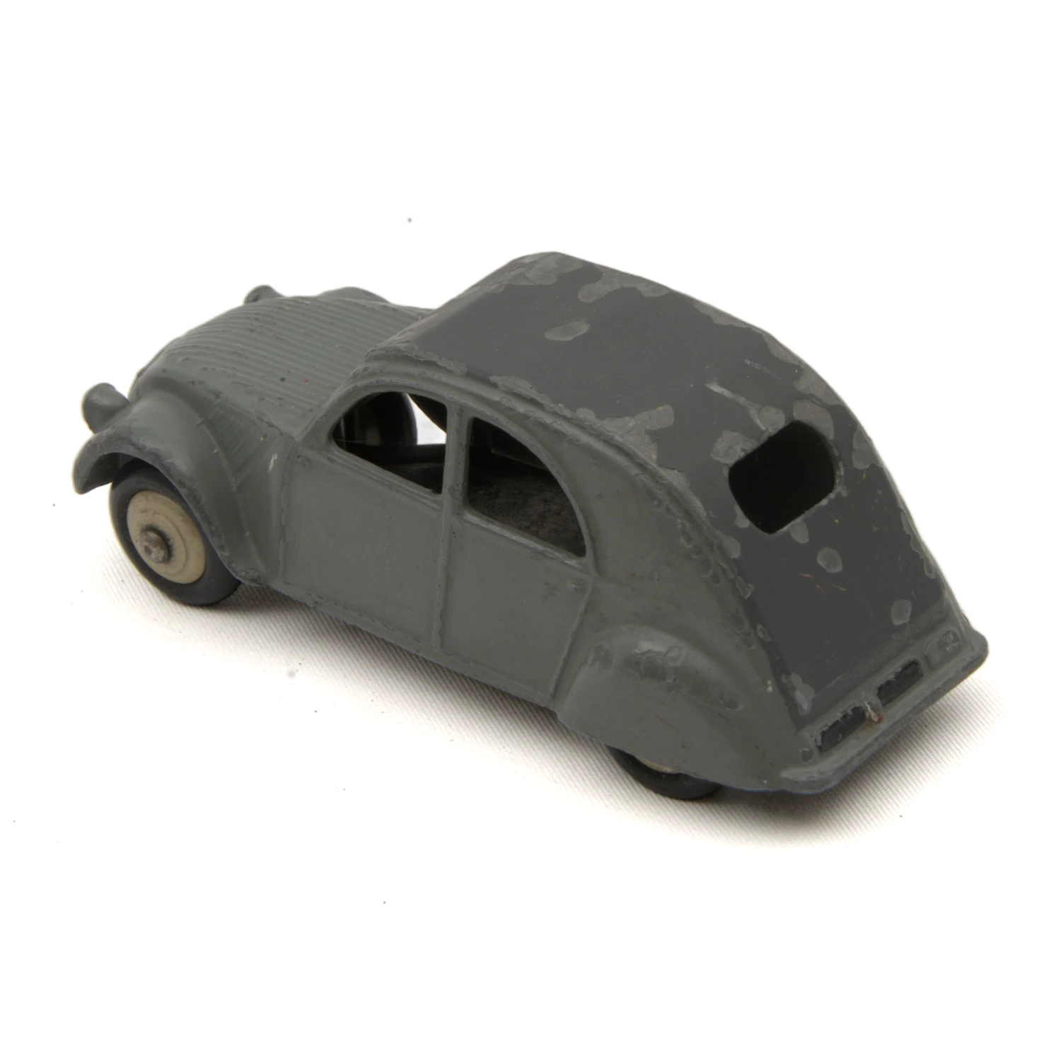 Miniature Dinky Toys Citroën 2CV grise vue de trois quarts arrière avec éclats de peinture