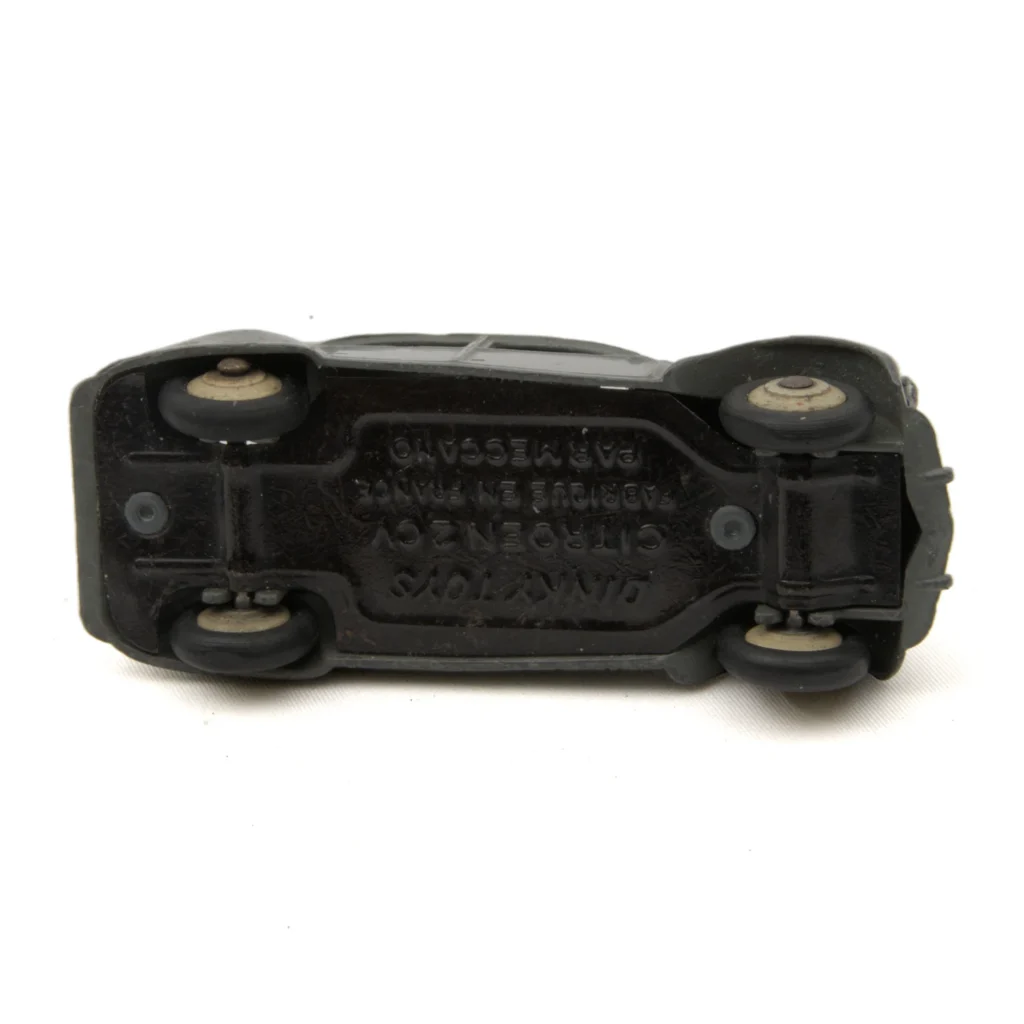 Châssis de la miniature Dinky Toys Citroën 2CV avec inscriptions Meccano France