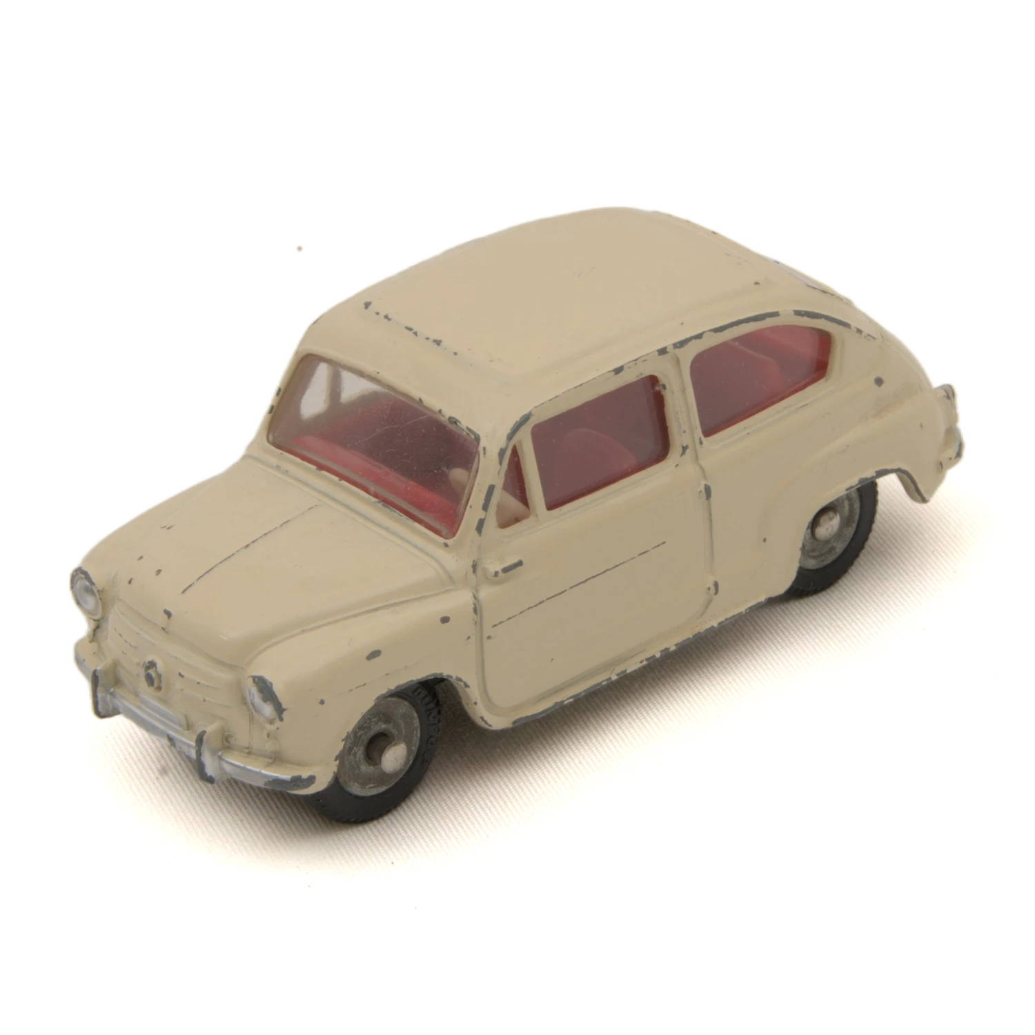 Voiture miniature Dinky Toys Fiat 600 D beige vue de 3/4 avant