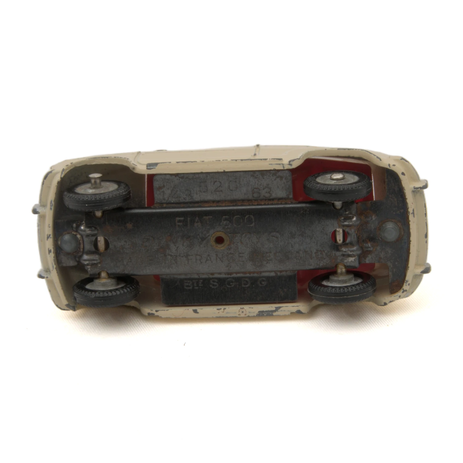 Châssis de la miniature Dinky Toys 520 Fiat 600 D Made in France