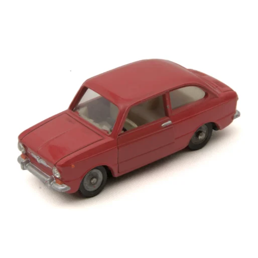 Vue de trois quarts avant de la voiture miniature Dinky Toys Fiat 850 rouge