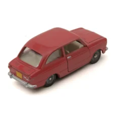 Vue de trois quarts arrière de la voiture miniature Dinky Toys Fiat 850 rouge