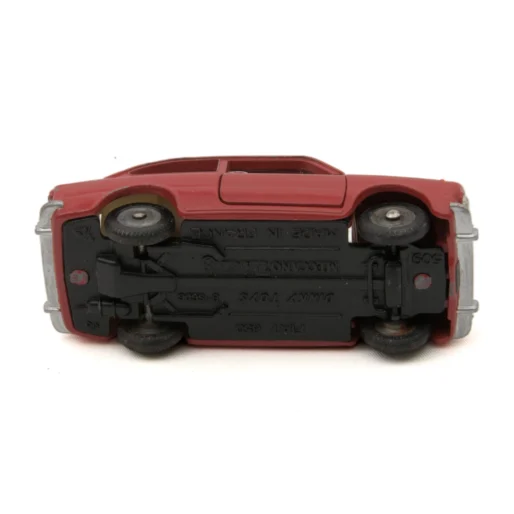 Vue du châssis noir de la Dinky Toys Fiat 850 avec la référence 509 et la mention Made in France