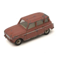 Voiture miniature Dinky Toys Renault 4L rouge vue de trois quarts avant