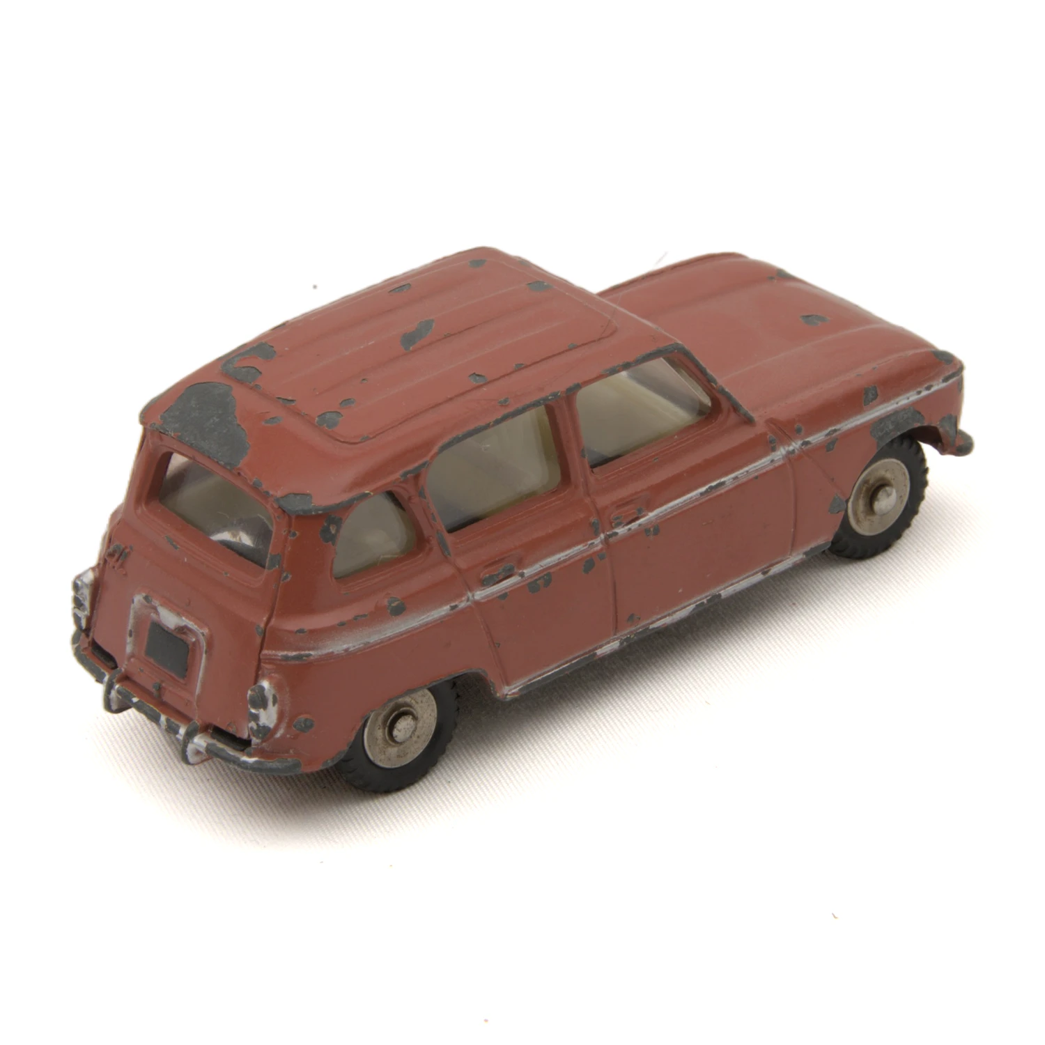 Voiture miniature Dinky Toys Renault 4L rouge vue de trois quarts arrière montrant les éclats de peinture