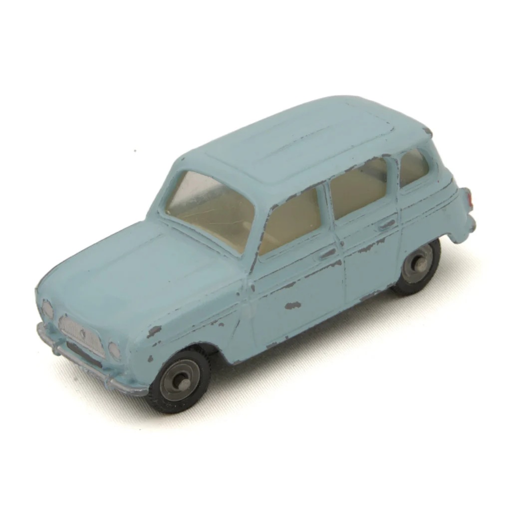 Miniature Dinky Toys Renault 4L bleu ciel vue de trois quarts avant