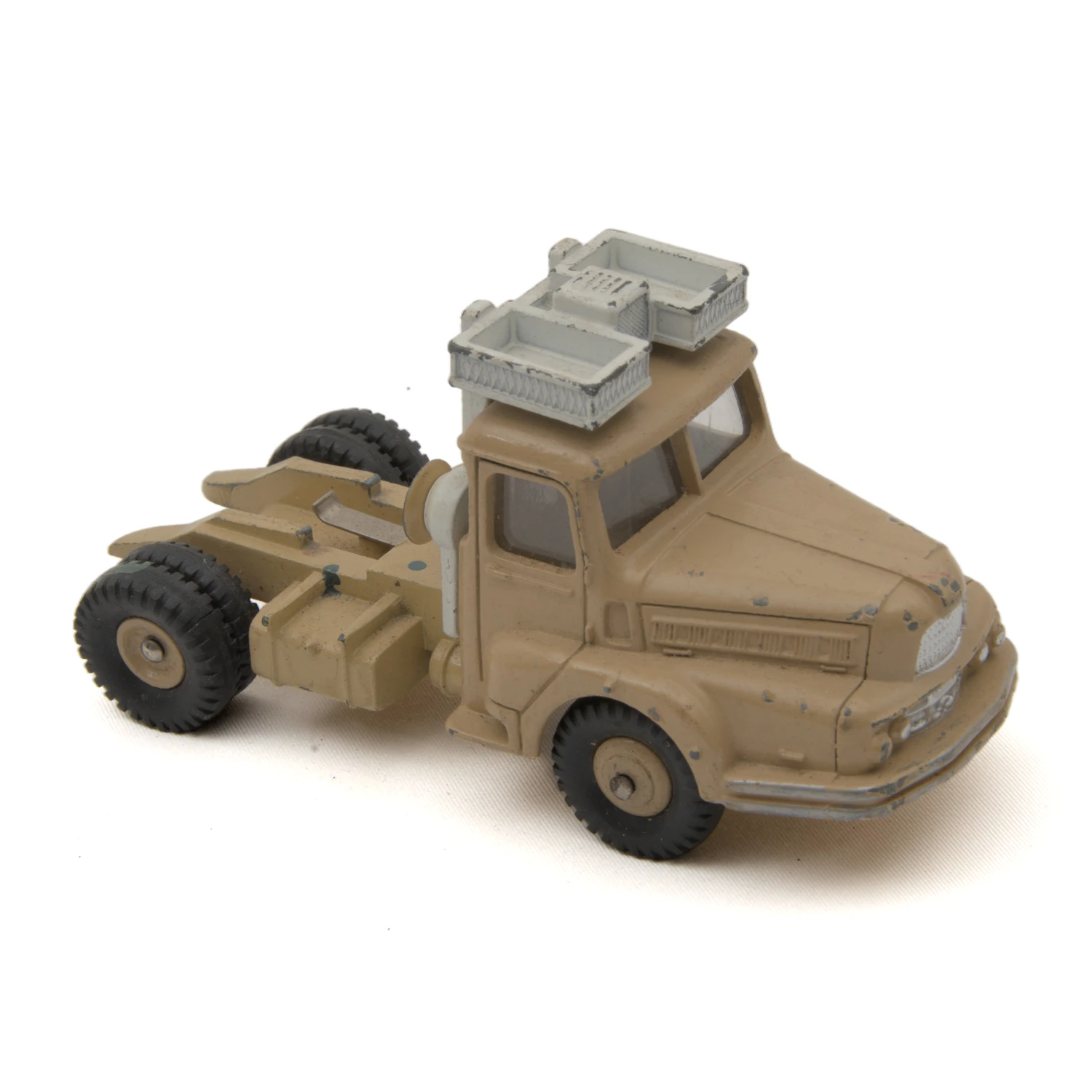Vue de trois-quarts avant du tracteur Unic Dinky Supertoys beige avec portique blanc