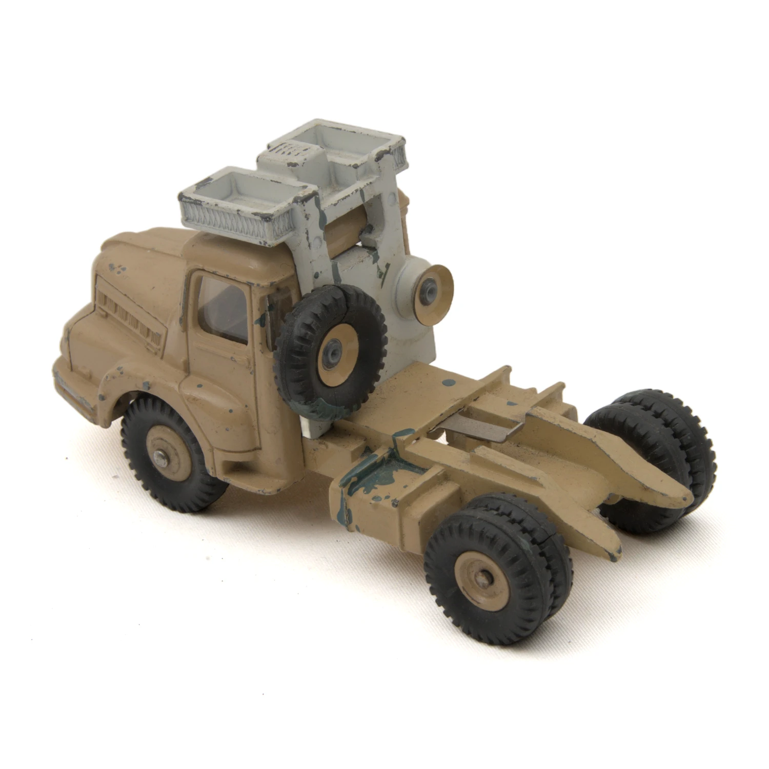 Vue de trois-quarts arrière du tracteur Unic Dinky Toys montrant l