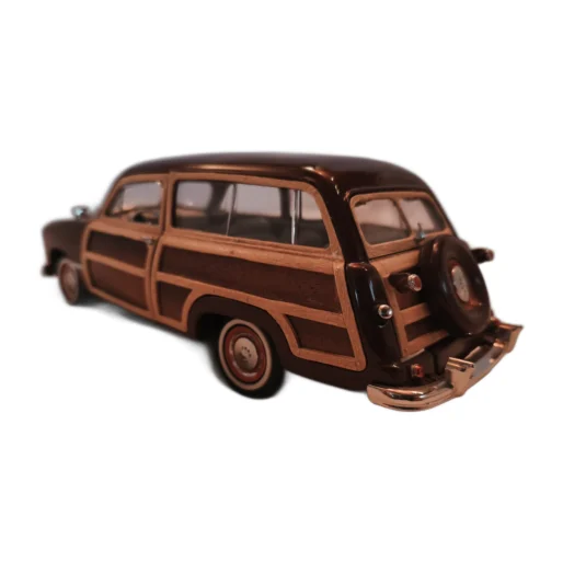 Vue arrière de la miniature Ford Woody Wagon montrant la roue de secours et les panneaux en bois
