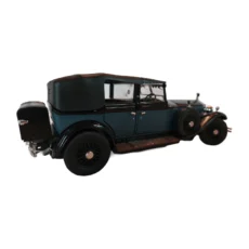 Vue de trois quarts arrière de la miniature Rolls-Royce Phantom I 1929 montrant la malle arrière